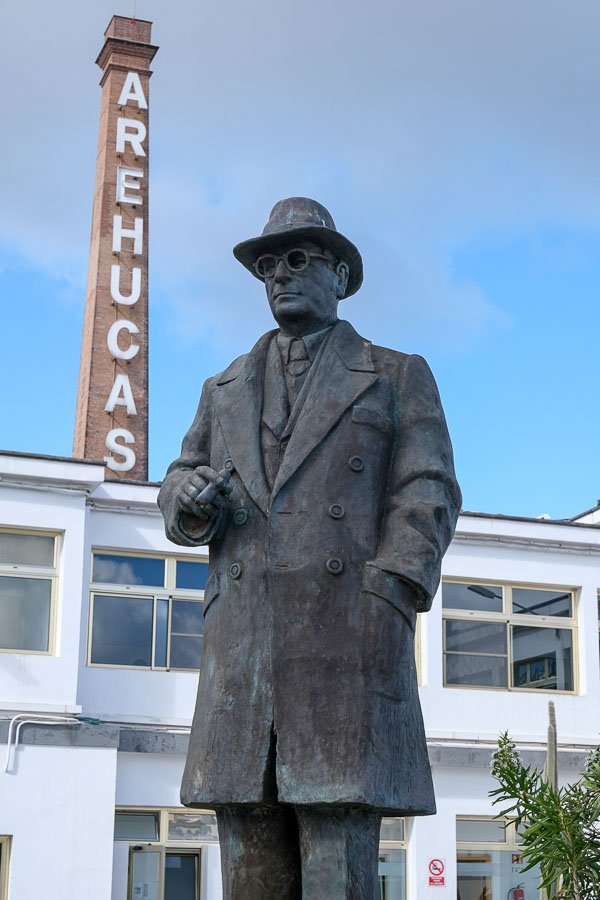 statue of a man with a cigar outside arehucas rum distillery in arucas