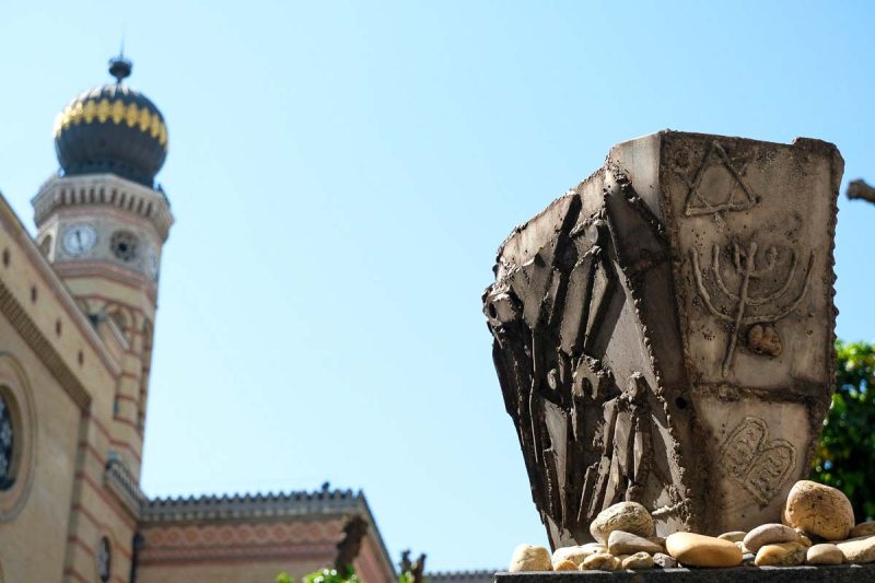 sculpture with hebrew writing in front of the great synagogue in budapest