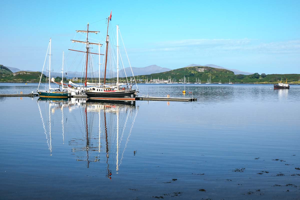 boats in oban harbour