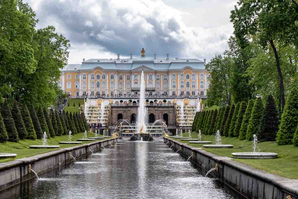 long fountain in fornt of peterhof palace near st petersburg