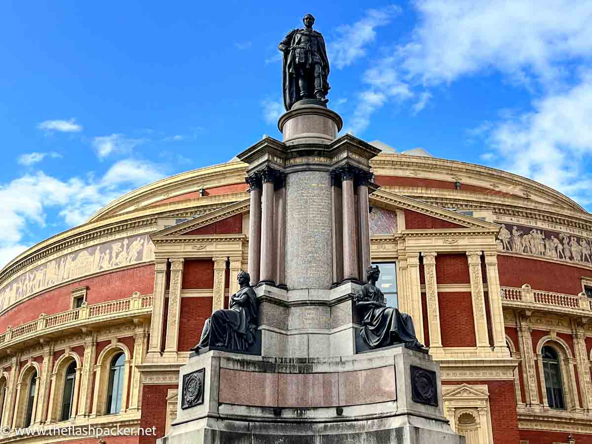 curved extrerior of royal albert hall which is one the most famous buildings in london