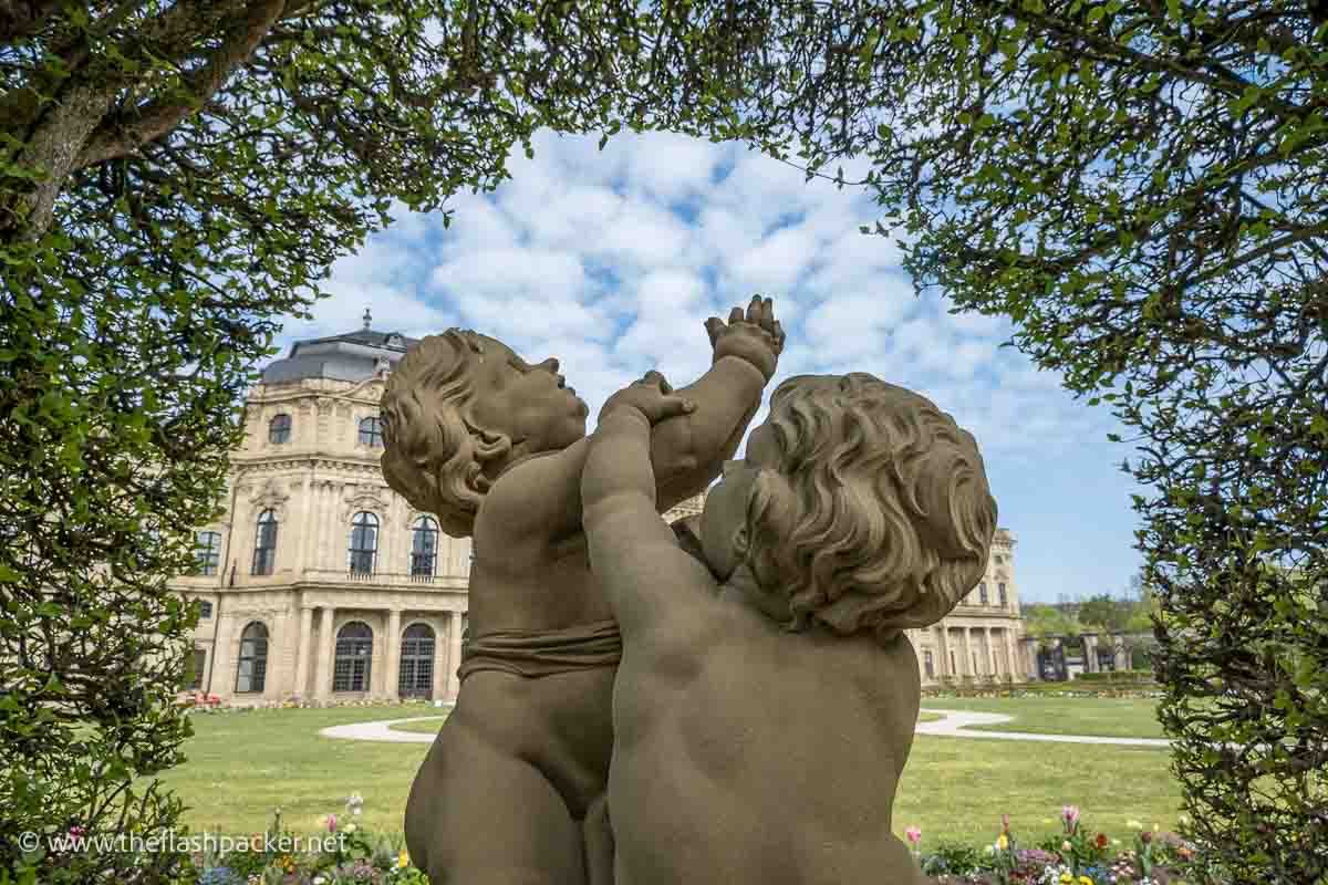 statue of 2 intertwined chubby children