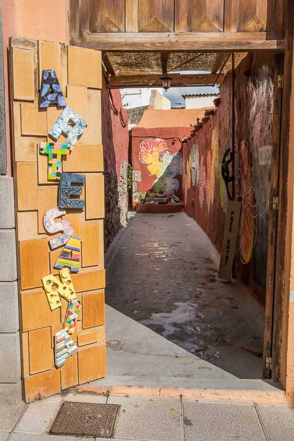 doorway leading to narrow passageway and artisan worship