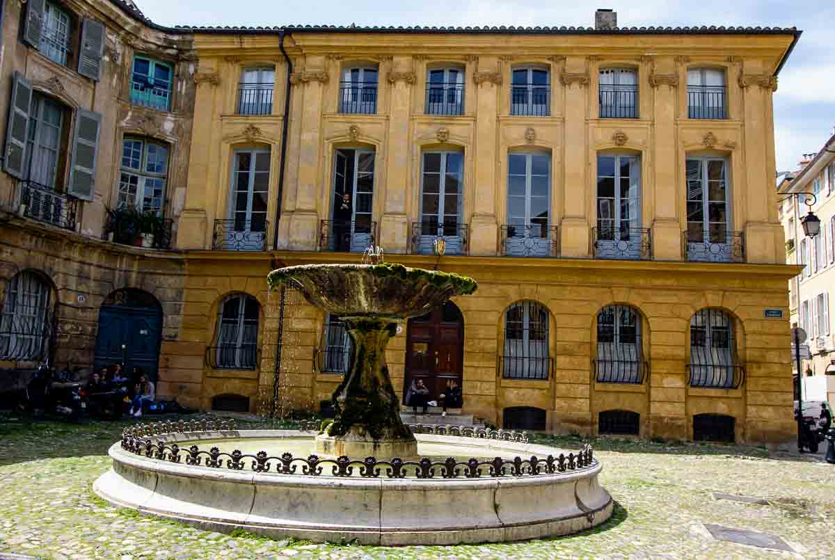 aix-en-provence square with fountain