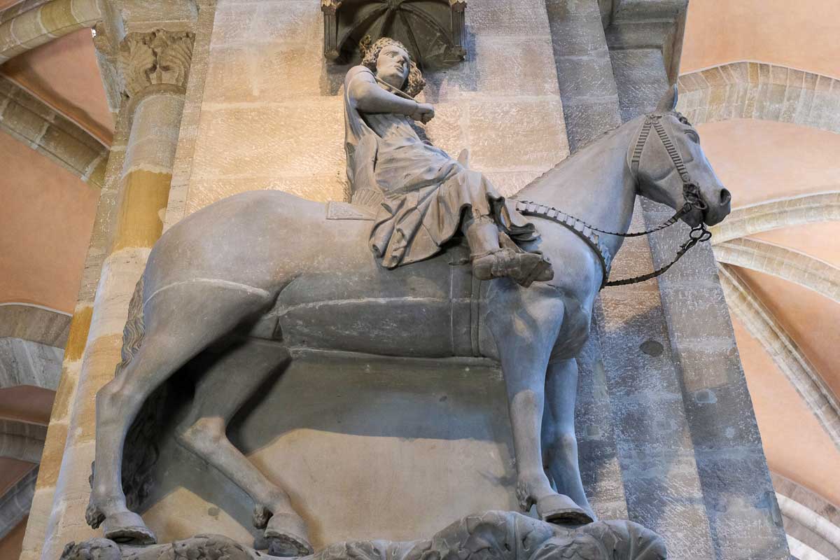 equestrian statue of man on horse