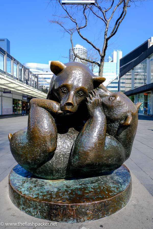 bear-sculpture-in-shopping-zone-in-rotterdam