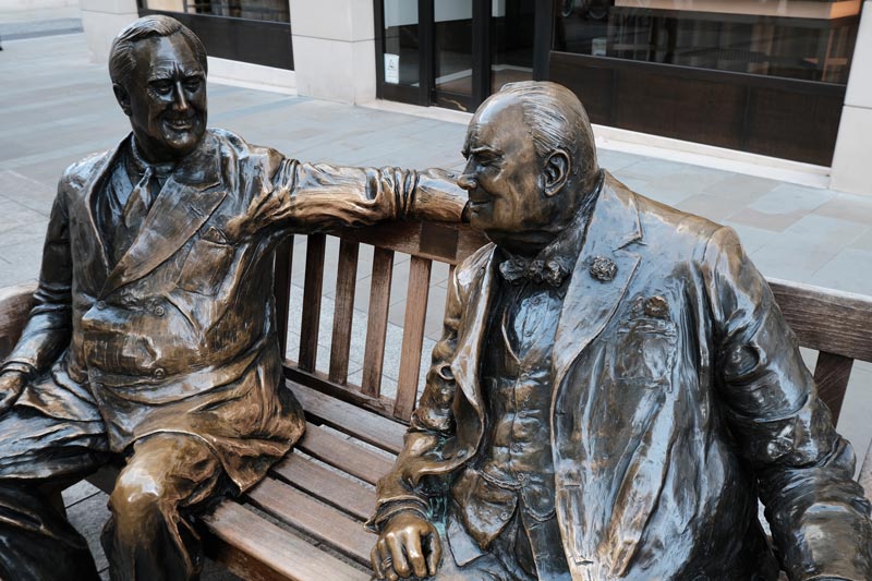 bronze sculpture of Churchill and Roosevelt sitting on a bench