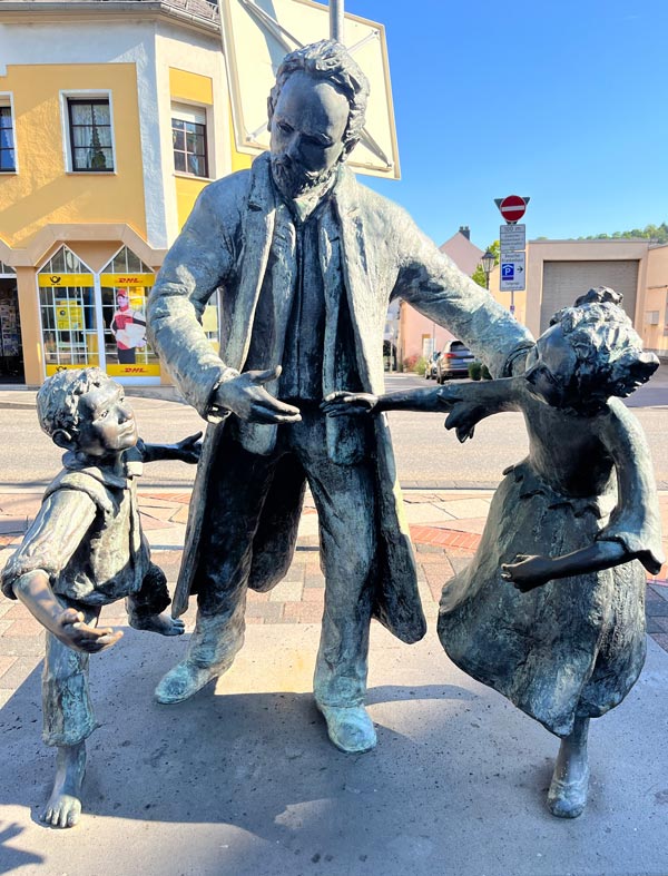 bronze statue of Englebert Humperdinck with 2 schildren