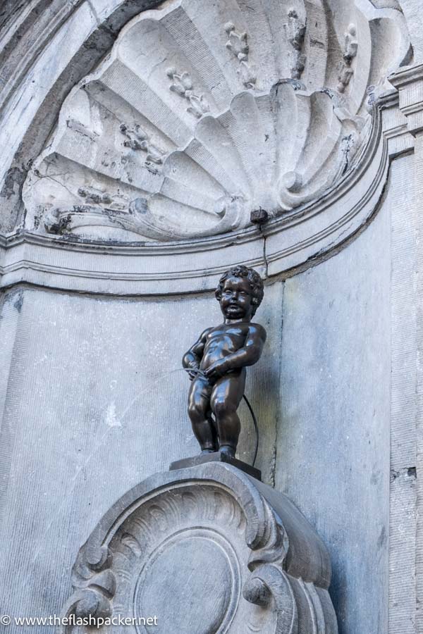 statue of urinating urchin