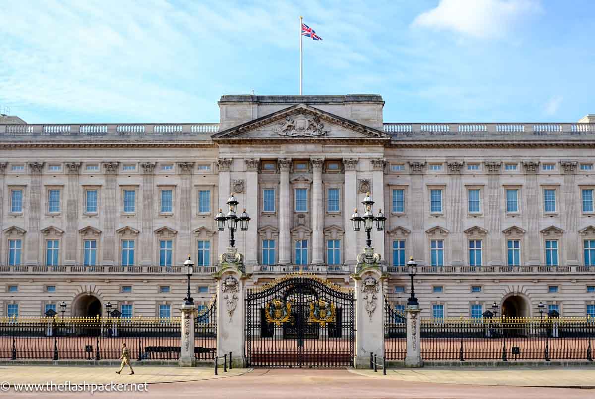 gates and colonnaded facade of buckingham palace