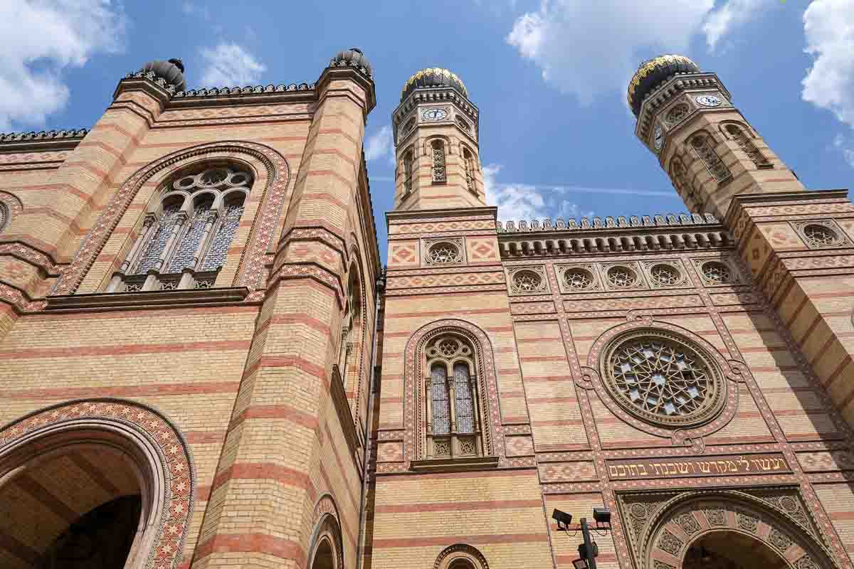 red brick exterior of dohany street synagogue with two clock towers