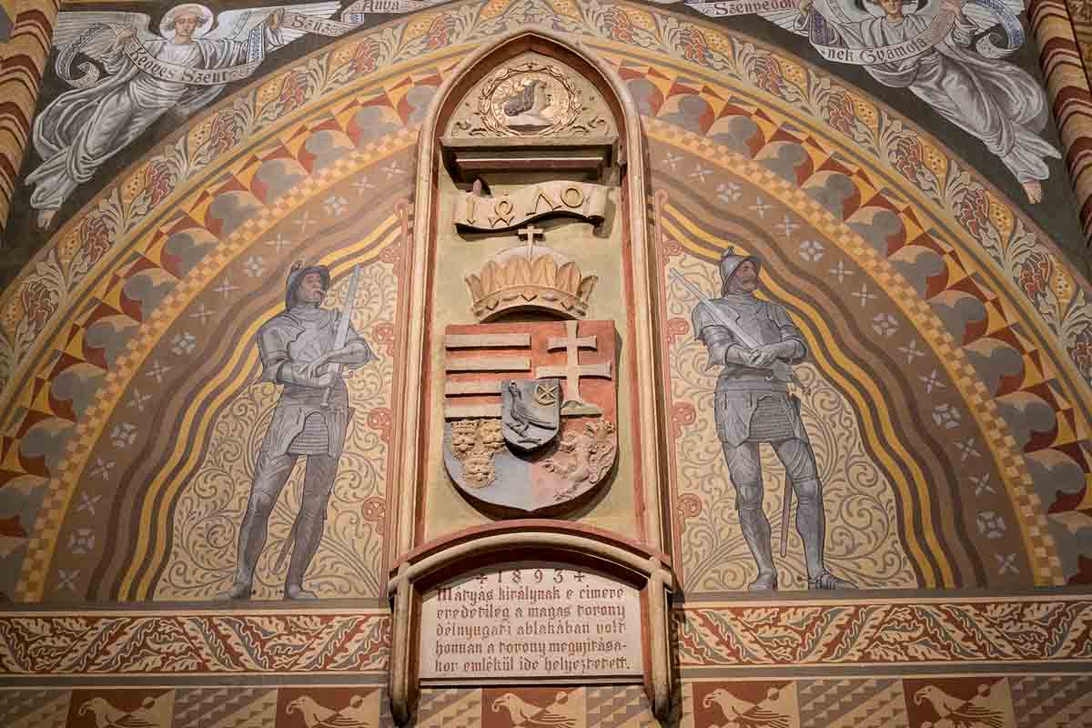 a coat of arms with fresco of 2 soldiers and 2 angels