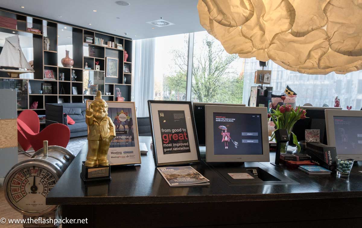 citizenm-hotel-rotterdam-check-in-area