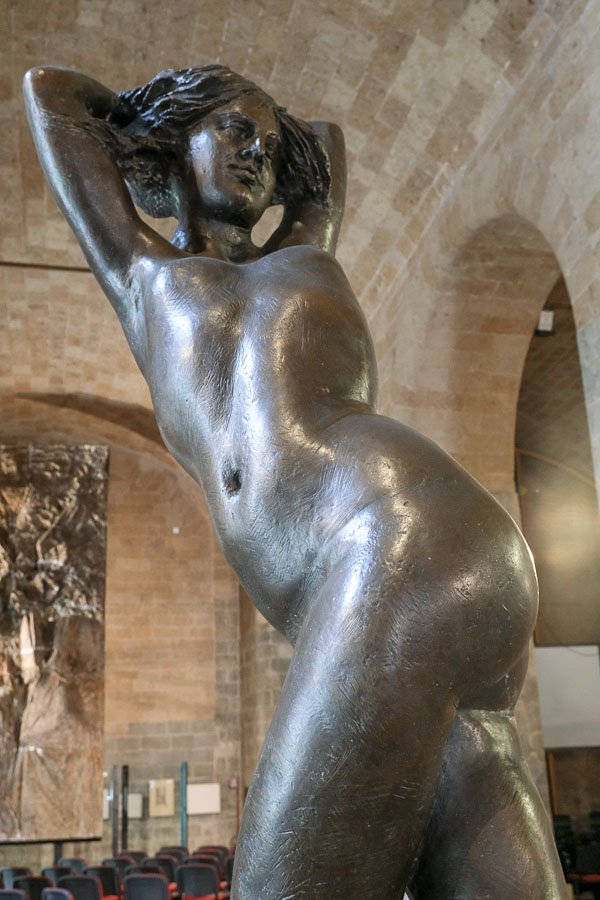 bronze statue of twisting nude woman