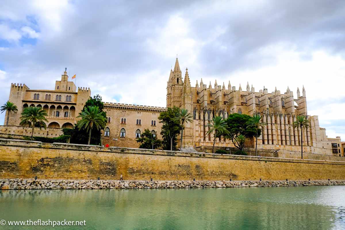 exterior of Catedral de Mallorca behind large pond