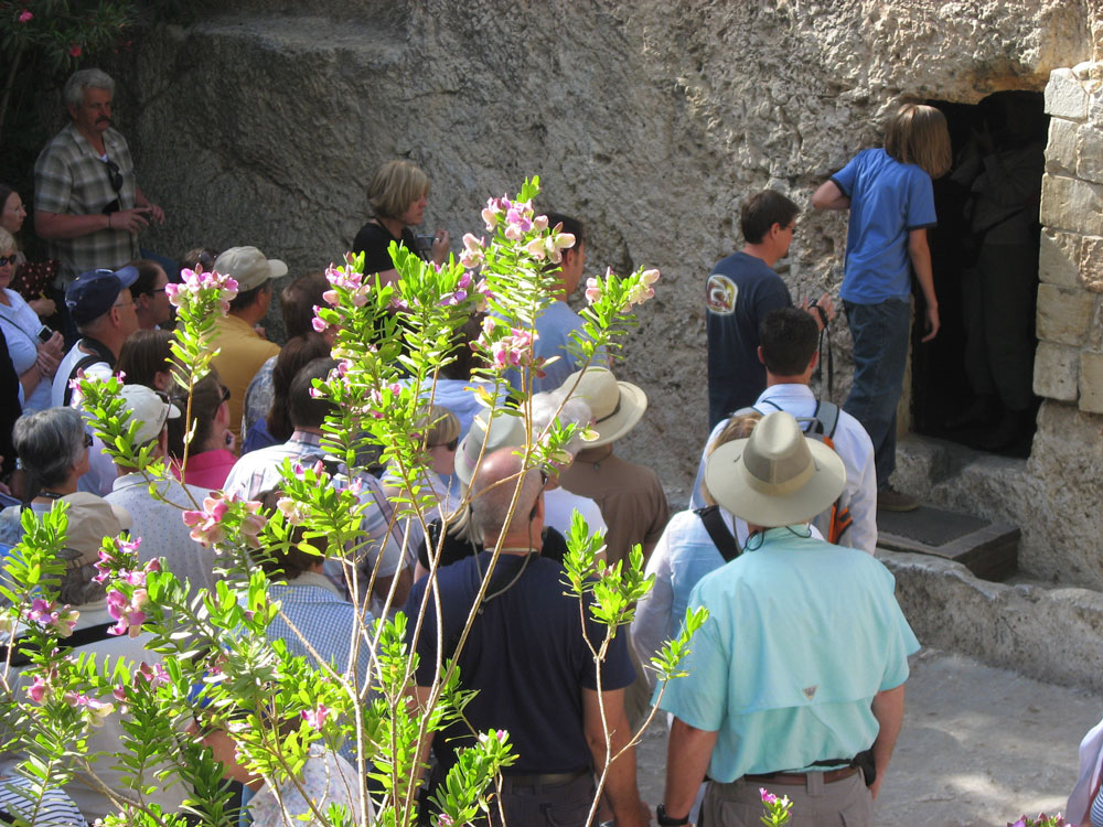 people queueing to enter garden tomb jerusalem