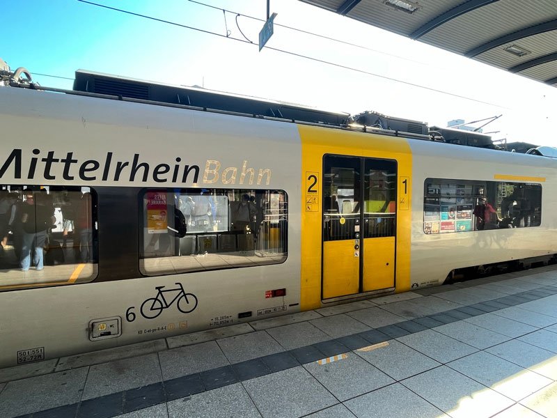 grey train with yellow doors of the mittelrhein bahn in germany