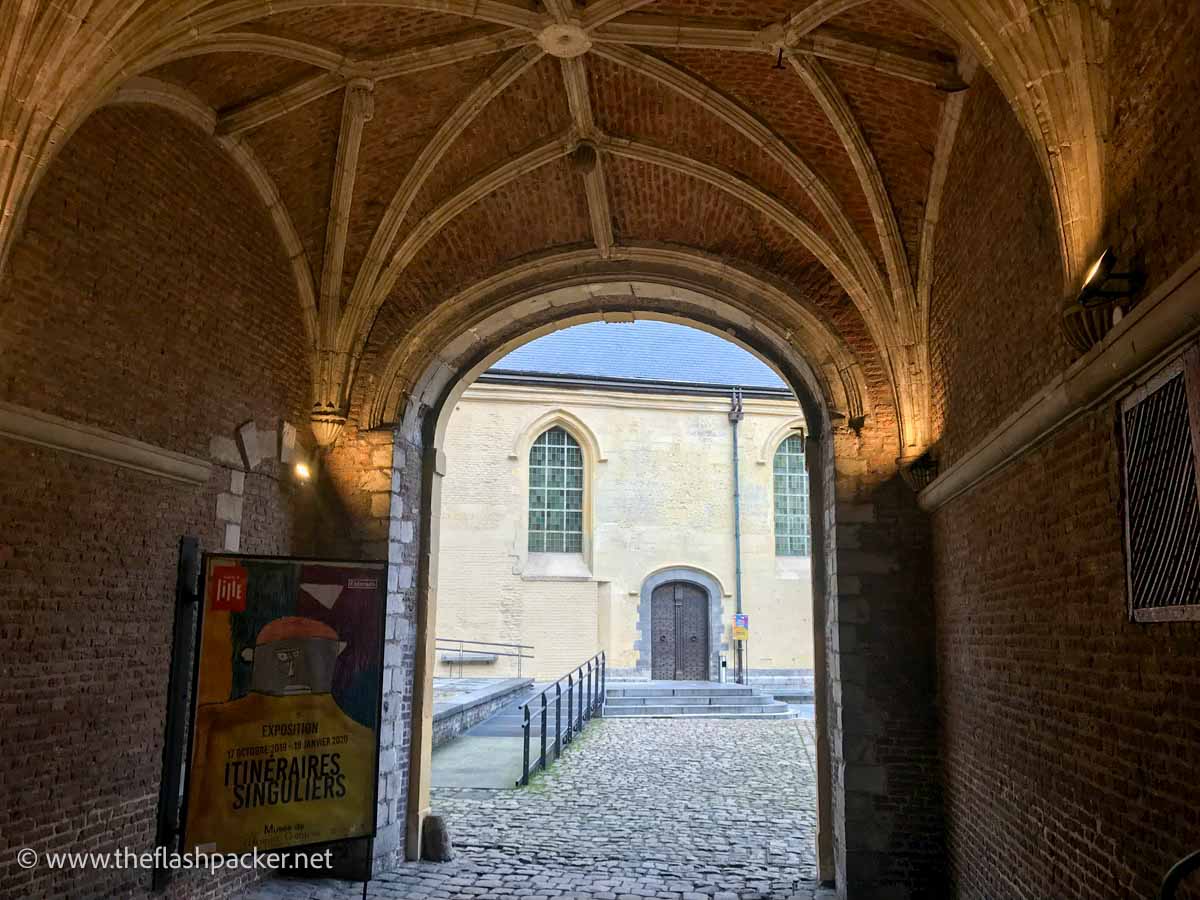 vaulted entrance to courtyard of Hospice-Comtesse-Museum,-Lille