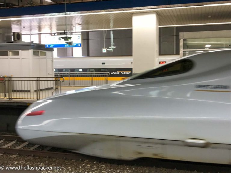 japanese-bullet-train passing platform