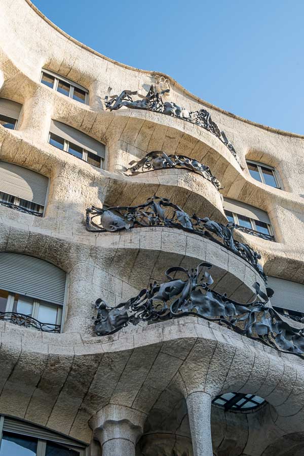 curved stone exterior of la-pedrera building in barcelona