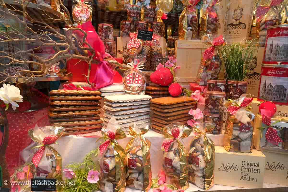 window display of aachen printen biscuits