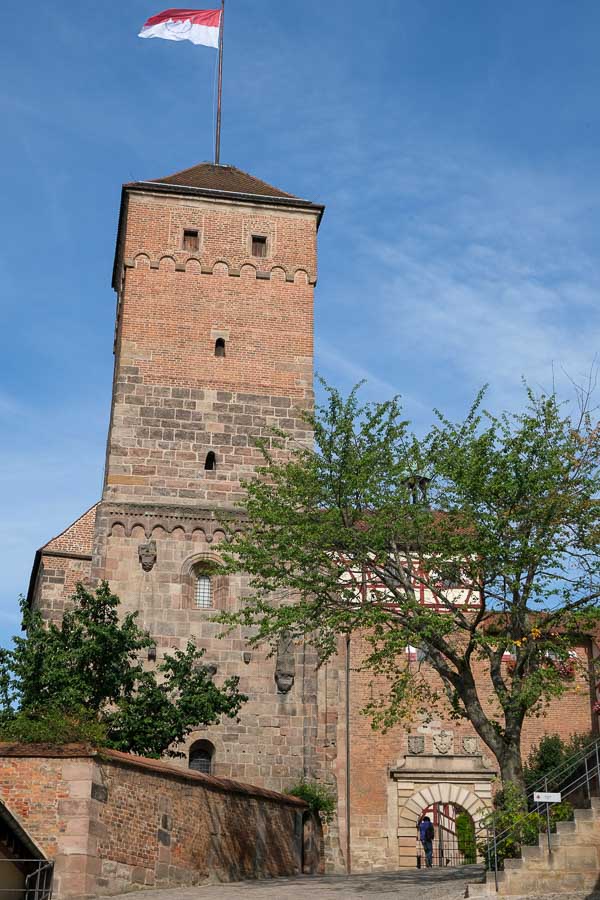 tower with flag of castle which is one of the best thnigs to see in one day in nuremberg