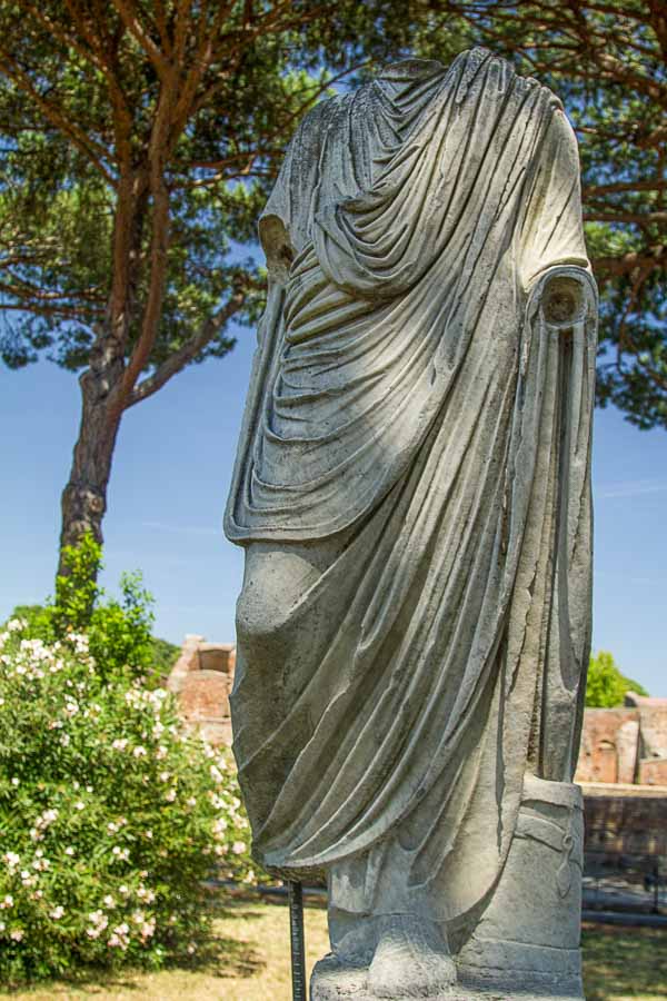 headless roman statue