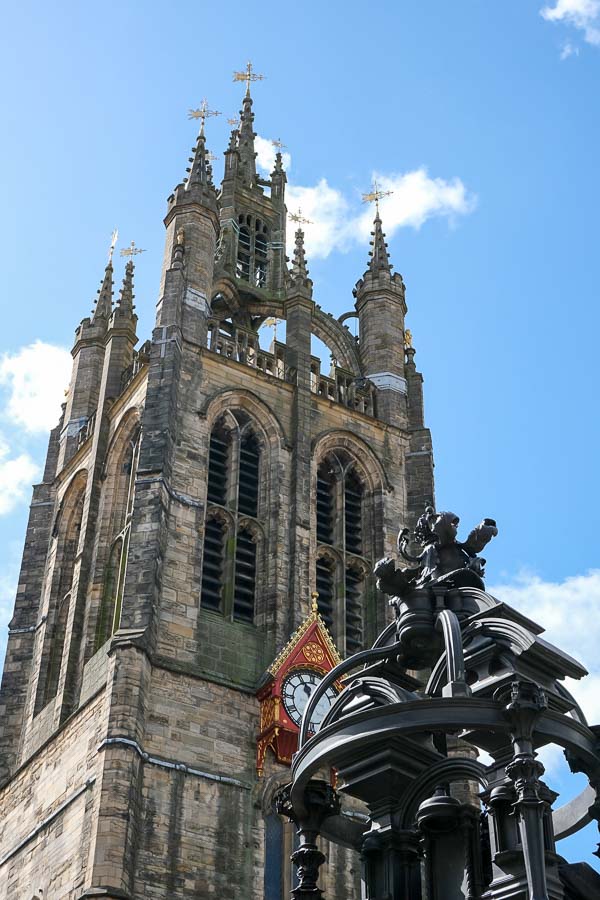 statue of queen victoria in front of newcastle cathedral