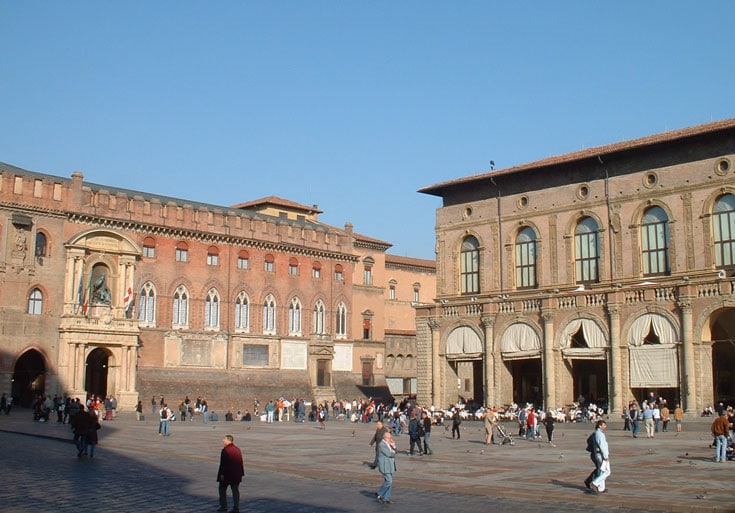 people-in-main-square-in-bologna-italy