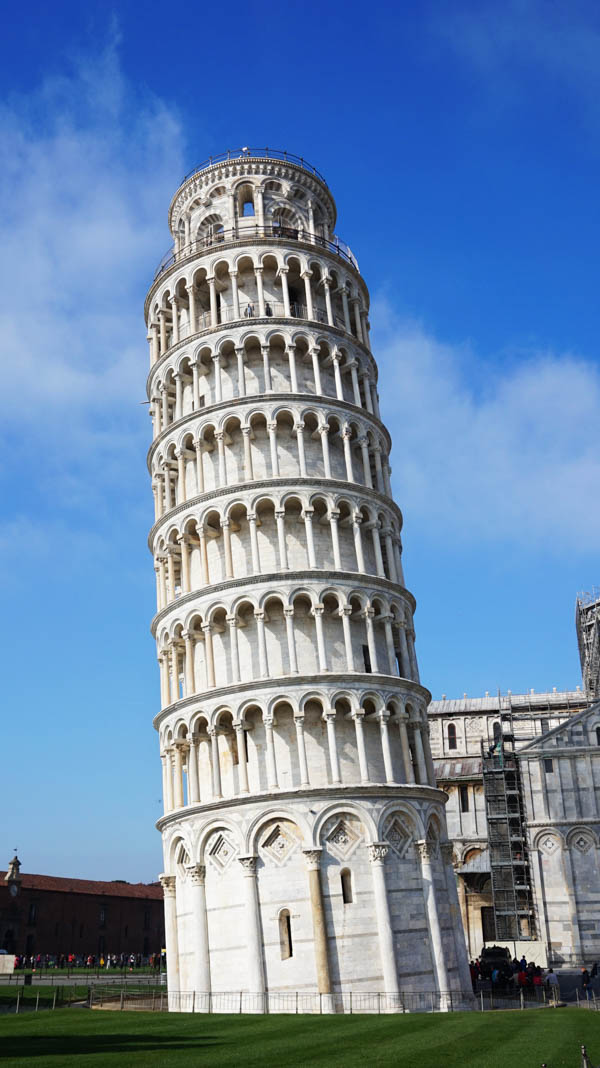 the leaning tower of pisa against a blue sky