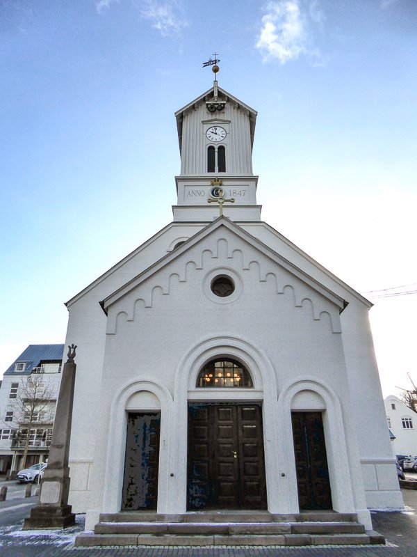 whitewashed exterior of reykyavik cathedral