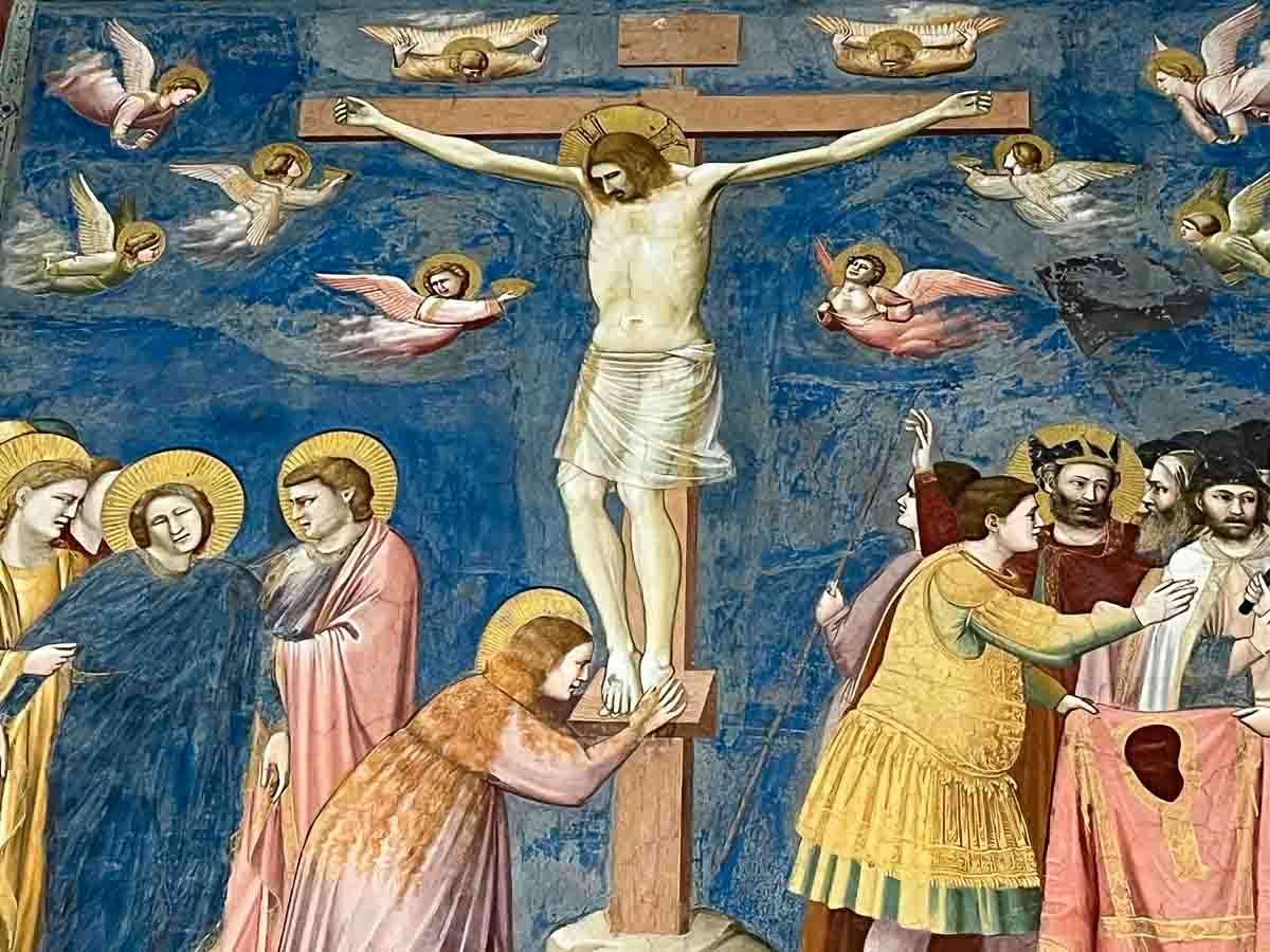 giotto fresco of jesus on the cross