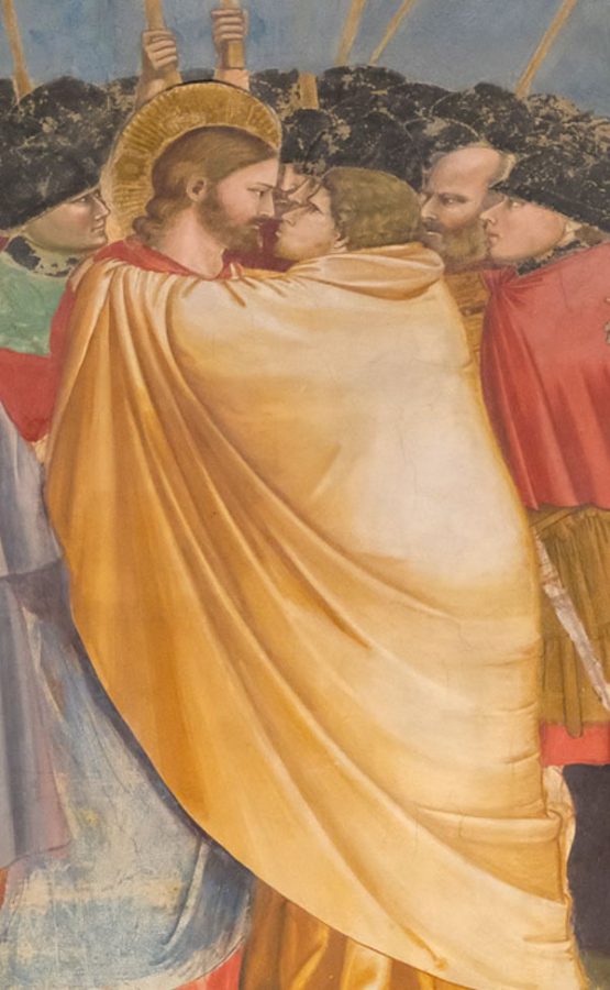 fresco by giotto of judas kissing jesus surrounded by soldiers