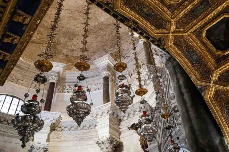 lanterns hanging from ceiling in st Domnius Cathedral, Split