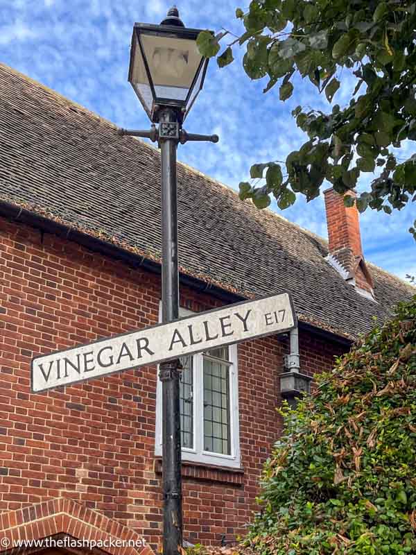 sign on lampost saying vinegar alley