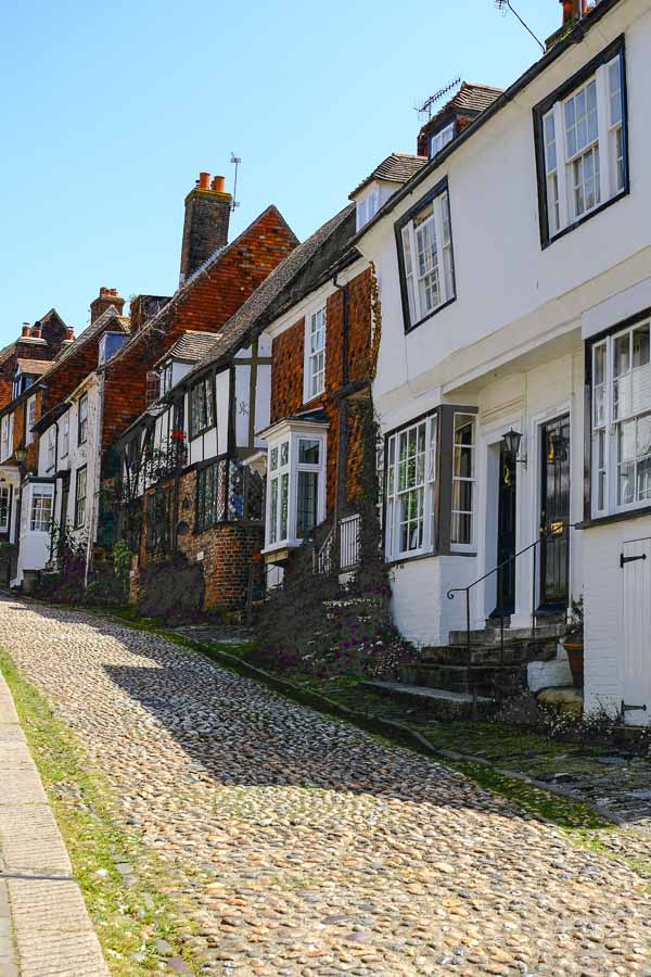 wonky-houses-in-cobbled-street-in-rye